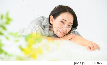 女性　カジュアル　ビューティー 113468272