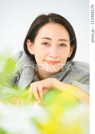 女性　カジュアル　ビューティー 113468276