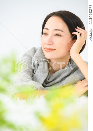 女性　カジュアル　ビューティー 113468278