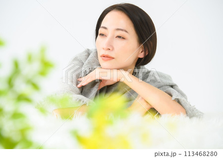 女性　カジュアル　ビューティー 113468280