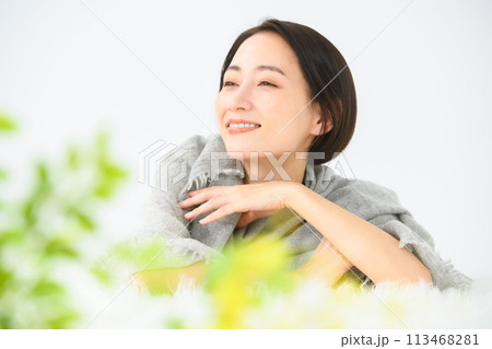 女性　カジュアル　ビューティー 113468281