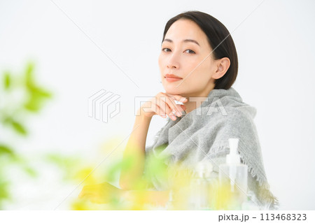 ビューティー　女性 113468323