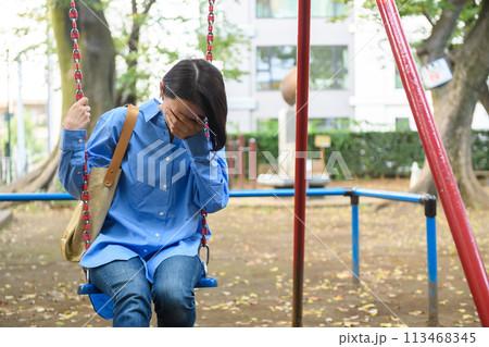 公園で時間つぶしをする女性 113468345