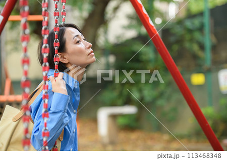 公園で時間つぶしをする女性 113468348