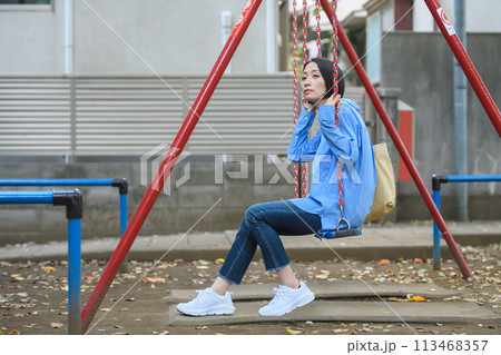 公園で時間つぶしをする女性 113468357