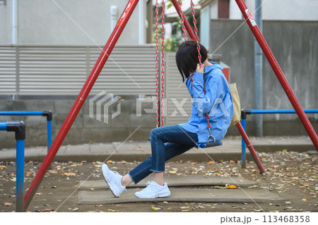 公園で時間つぶしをする女性 113468358