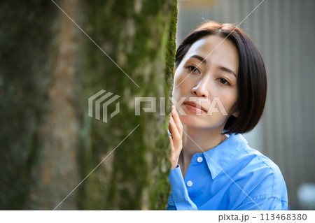尾行　覗く　探偵　調査 113468380