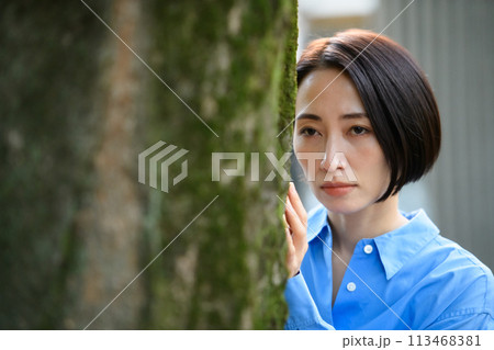 尾行　覗く　探偵　調査 113468381