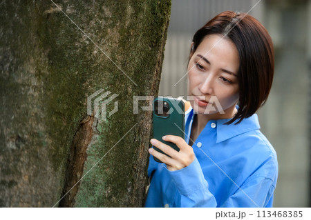 尾行　覗く　探偵　調査 113468385