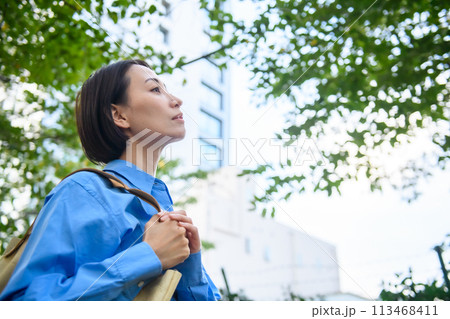 女性　見上げる　 113468411