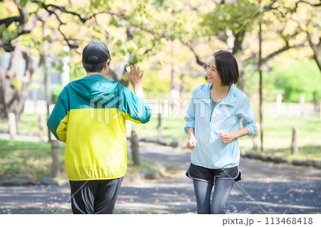 すれ違うランナー ランニング すれ違うランナー ランニング 113468418