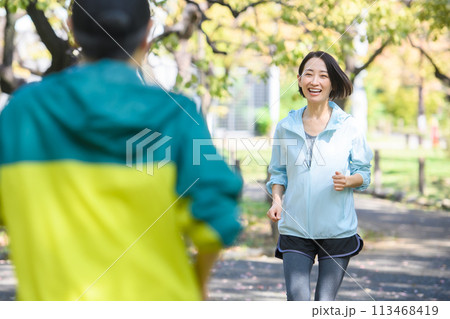 すれ違うランナー　ランニング 113468419
