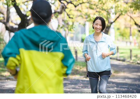 すれ違うランナー　ランニング 113468420