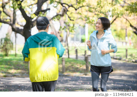 すれ違うランナー ランニング すれ違うランナー ランニング 113468421