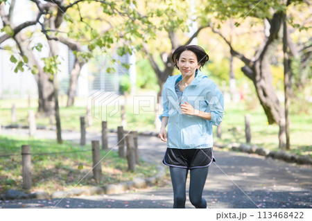 ジョギングをする女性 ジョギングをする女性 113468422