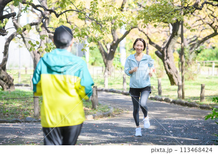 すれ違うランナー ランニング すれ違うランナー ランニング 113468424