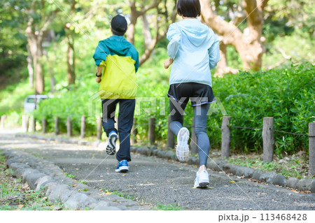 走る足元 2人 走る足元 2人 113468428