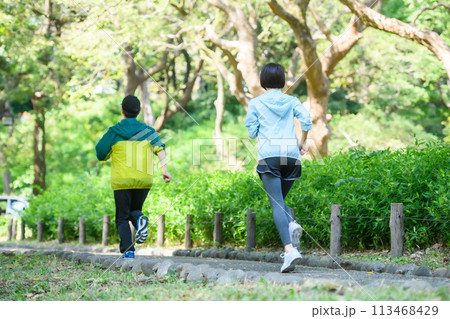 走る足元　2人 113468429