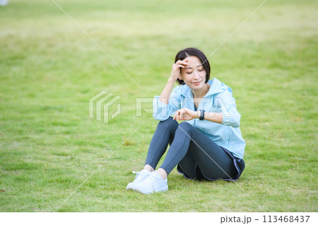 スマートウォッチで体調管理をする女性 113468437