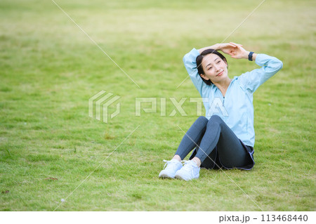 伸びをする女性　 113468440