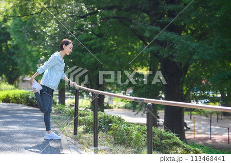 準備運動をする女性 ストレッチ 準備運動をする女性 ストレッチ 113468441