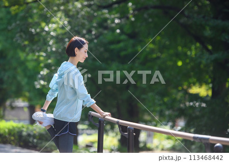準備運動をする女性　ストレッチ 113468442