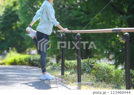 準備運動をする女性　ストレッチ 113468444