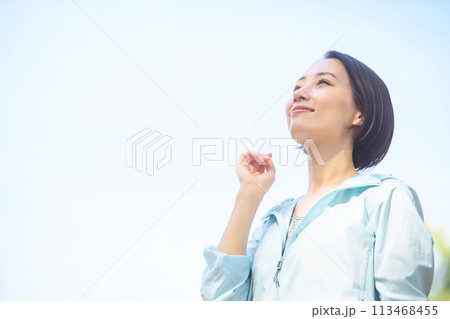 スポーツウェアの女性　見上げる 113468455