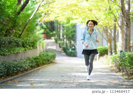 ジョギングをする女性 113468457
