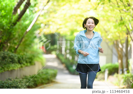 ジョギングをする女性 ジョギングをする女性 113468458