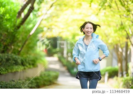 ジョギングをする女性 ジョギングをする女性 113468459