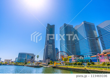 日本の横浜都市景観 みなとみらいの横浜ランドマークタワーやクイーンズスクエアなどを望む。奥に桜木町駅 113469106