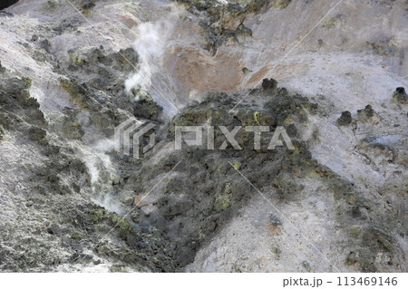 爆裂噴出孔から立ち上る噴煙 登別地獄谷 爆裂噴出孔から立ち上る噴煙 登別地獄谷 113469146
