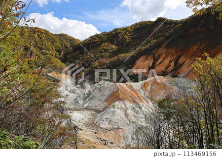 展望台から眺める北海道登別の地獄谷 113469156