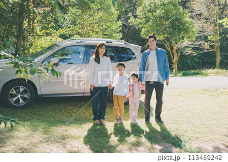 公園に遊びに来た家族連れ 113469242