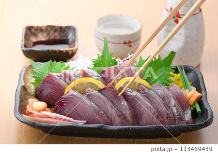 南紀勝浦港 近海生かつおの刺身 (4月水揚げあっさりとした脂の乗り) 南紀勝浦港 近海生かつおの刺身 (4月水揚げあっさりとした脂の乗り) 113469439