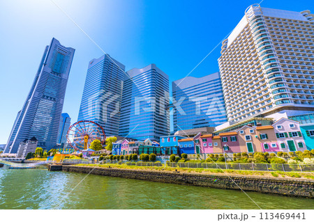 日本の横浜都市景観 横浜ランドマークタワーやクイーンズスクエア、スーパープラネット、東急ホテルなど 113469441