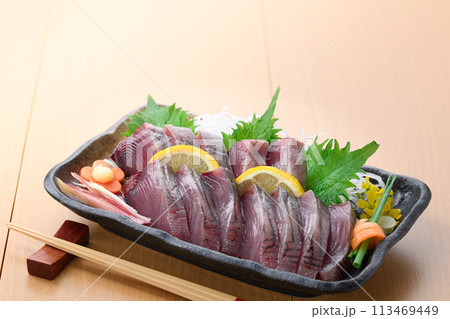 南紀勝浦港 近海生かつおの刺身 （4月水揚げあっさりとした脂の乗り） 113469449