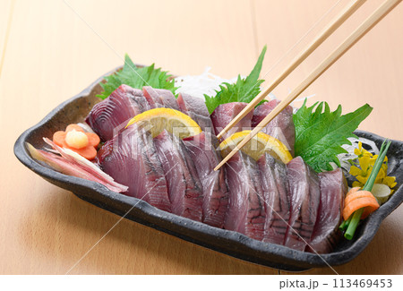 南紀勝浦港 近海生かつおの刺身 （4月水揚げあっさりとした脂の乗り） 113469453