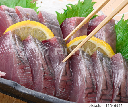 南紀勝浦港 近海生かつおの刺身 (4月水揚げあっさりとした脂の乗り) 南紀勝浦港 近海生かつおの刺身 (4月水揚げあっさりとした脂の乗り) 113469454