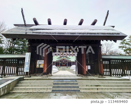 北海道　札幌護國神社の本殿への入り口アップ 113469460