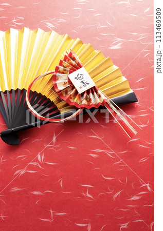 金色の扇と正月飾りと赤色の和紙の和風イメージ 金色の扇と正月飾りと赤色の和紙の和風イメージ 113469509