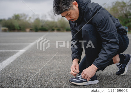 靴紐結ぶ サラリーマン オファー