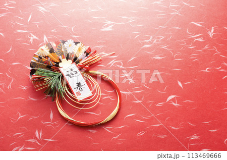 正月飾りと赤色の和紙 113469666