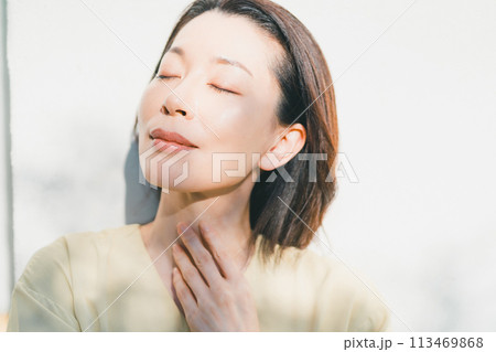 a forty-something woman 113469868