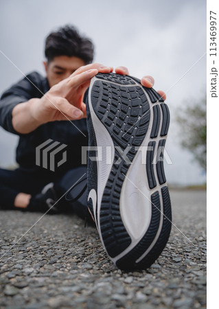 屋外で柔軟体操をする男性 屋外で柔軟体操をする男性 113469977