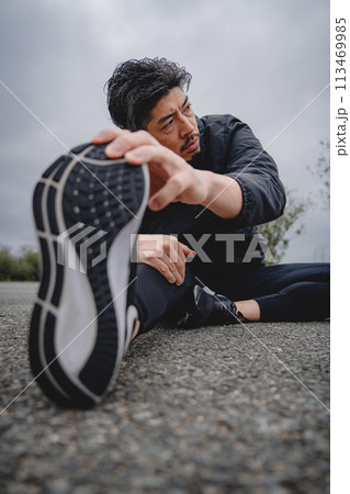 屋外で柔軟体操をする男性 113469985
