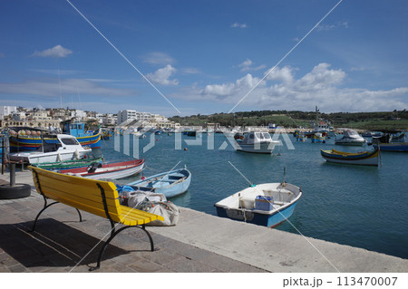 黄色いベンチとたくさんの船が浮かぶマルタのマルサシュロックの港の風景 黄色いベンチとたくさんの船が浮かぶマルタのマルサシュロックの港の風景 113470007