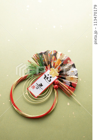 正月飾りと緑色の和紙 113470179