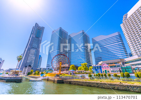 日本の横浜都市景観 スーパープラネットや横浜ランドマークタワーやクイーンズスクエアなどを望む 113470701